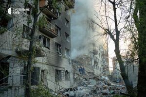Удар РФ разрушил подъезд многоэтажного жилого дома