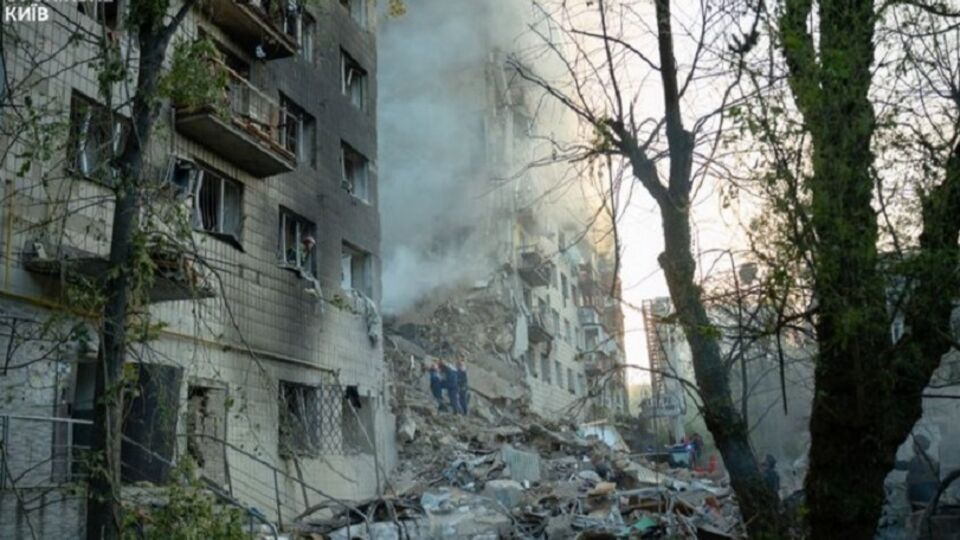 Удар РФ зруйнував під'їзд багатоповерхового житлового будинку