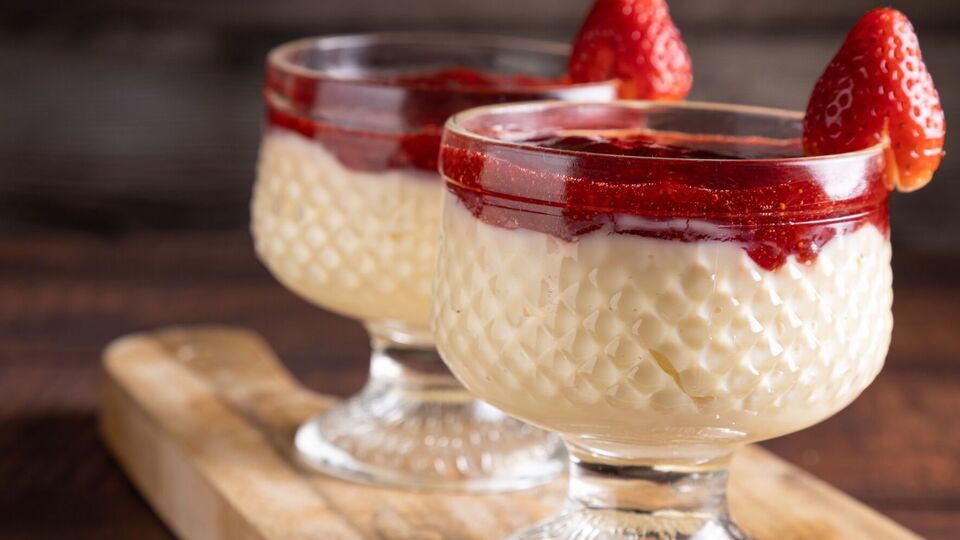 Панакоту подают с конфи