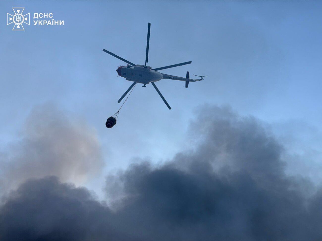 По данным ГСЧС, для тушения пожаров в результате удара РФ по столице вертолеты сбросили уже более 100 тонн воды