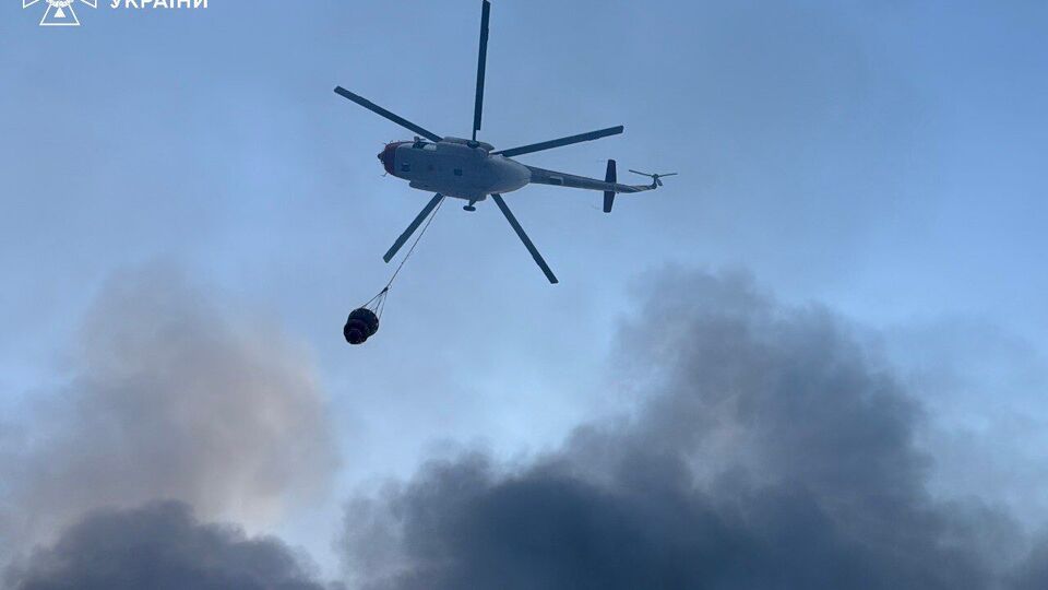 За даними ДСНС, для гасіння пожеж унаслідок удару РФ по столиці вертольотами скинуто вже понад 100 тонн води
