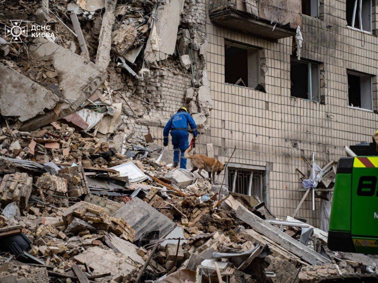 Унаслідок атаки РФ постраждала житлова багатоповерхівка у Києві, людей шукають під завалами