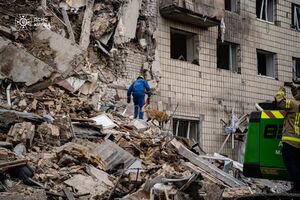 В результате атаки РФ пострадала жилая многоэтажка в Киеве, людей ищут под завалами