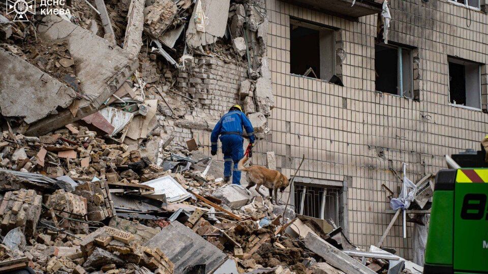 Унаслідок атаки РФ постраждала житлова багатоповерхівка у Києві, людей шукають під завалами