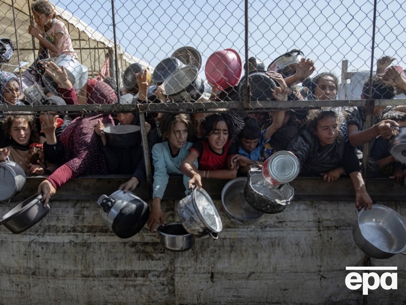 Палестинцы ждут гуманитарной помощи в Газе