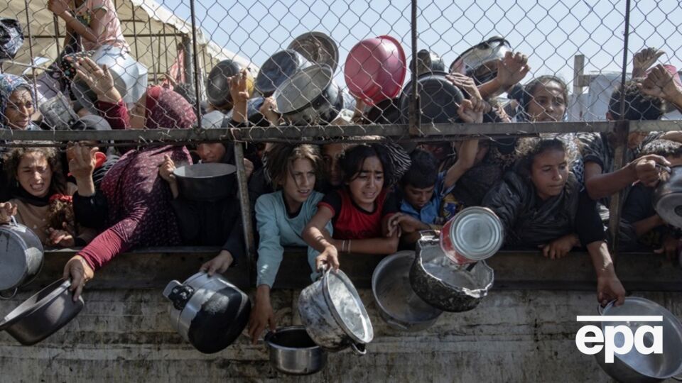 Палестинці чекають на гуманітарну допомогу в Газі