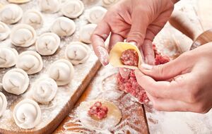 Из этого теста очень приятно лепить вареники или пельмени