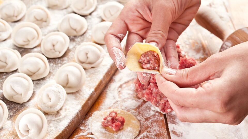 Из этого теста очень приятно лепить вареники или пельмени