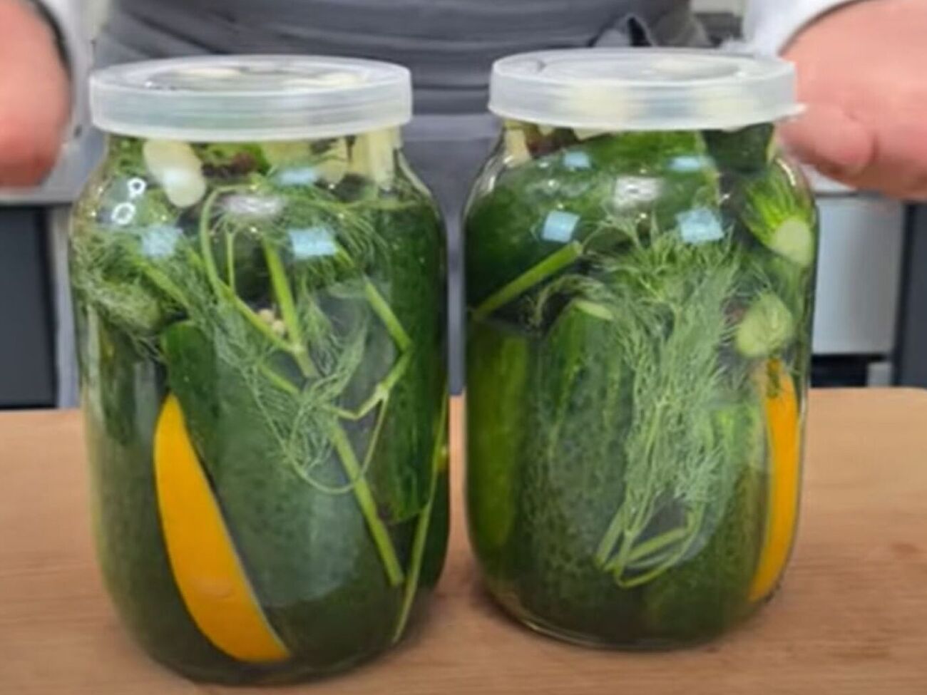 Щоб маринад швидше проник в огірки, перед приготуванням зріжте хвостики з кожного огірка