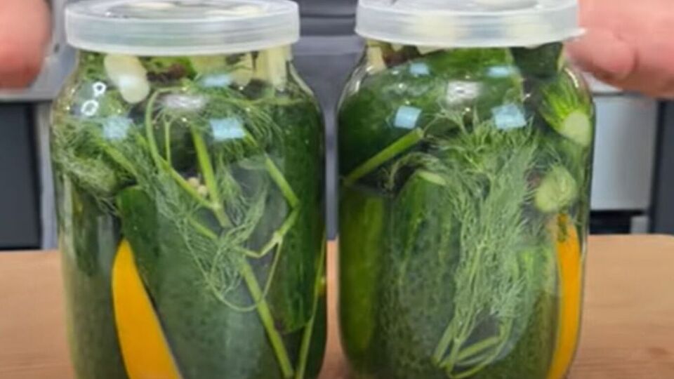 Щоб маринад швидше проник в огірки, перед приготуванням зріжте хвостики з кожного огірка