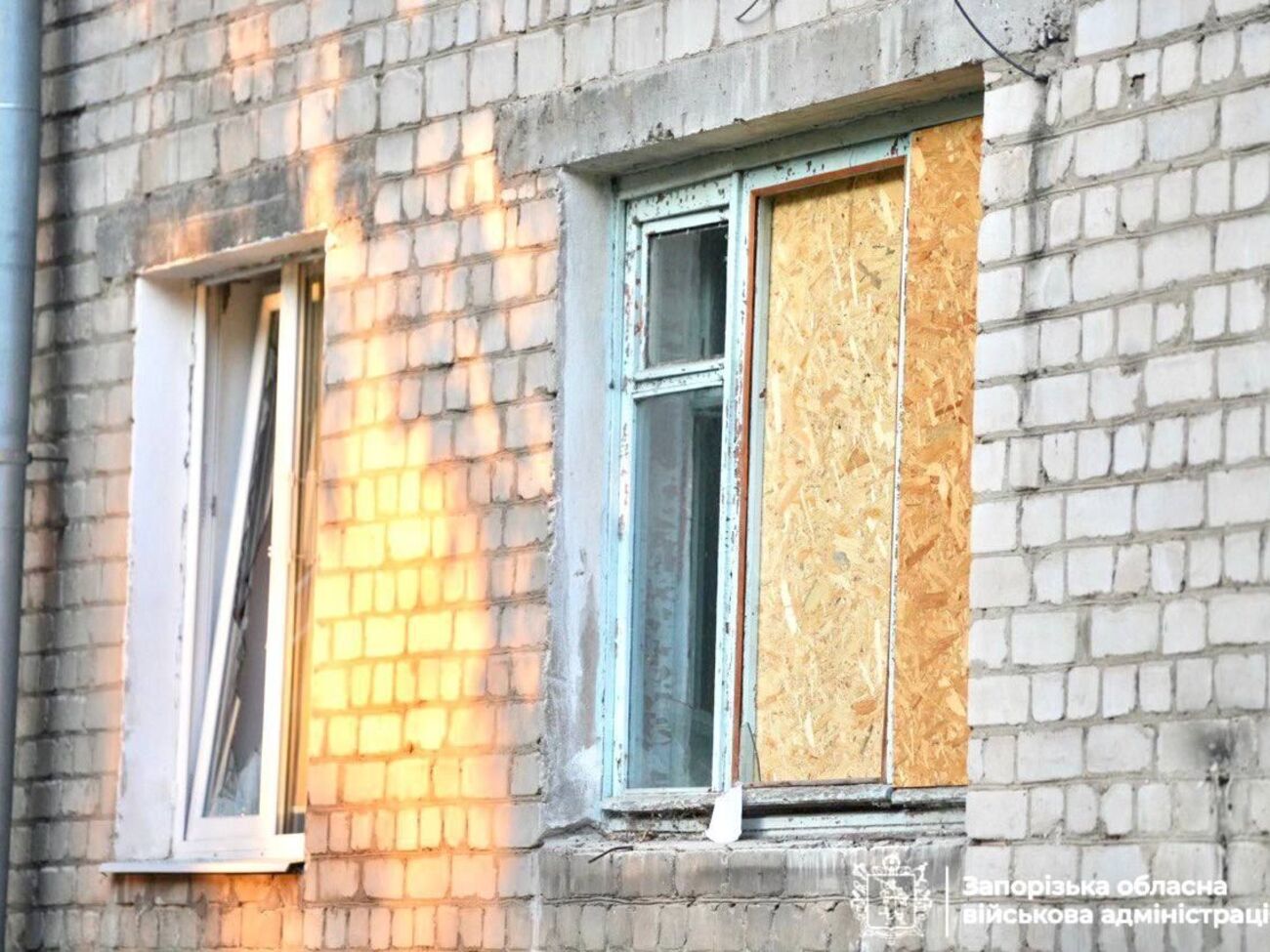 У Запоріжжі закривають вибиті внаслідок обстрілу РФ вікна