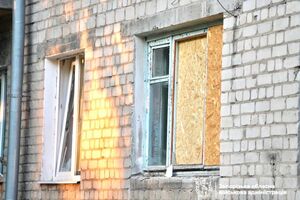 У Запоріжжі закривають вибиті внаслідок обстрілу РФ вікна