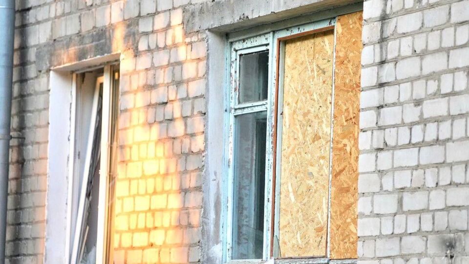 У Запоріжжі закривають вибиті внаслідок обстрілу РФ вікна