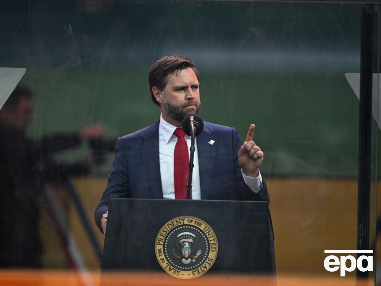 Венс: Звичайно, люди мають рацію, коли хвилюються через втручання у справи інших країн після останніх 25 років ідіотської зовнішньої політики