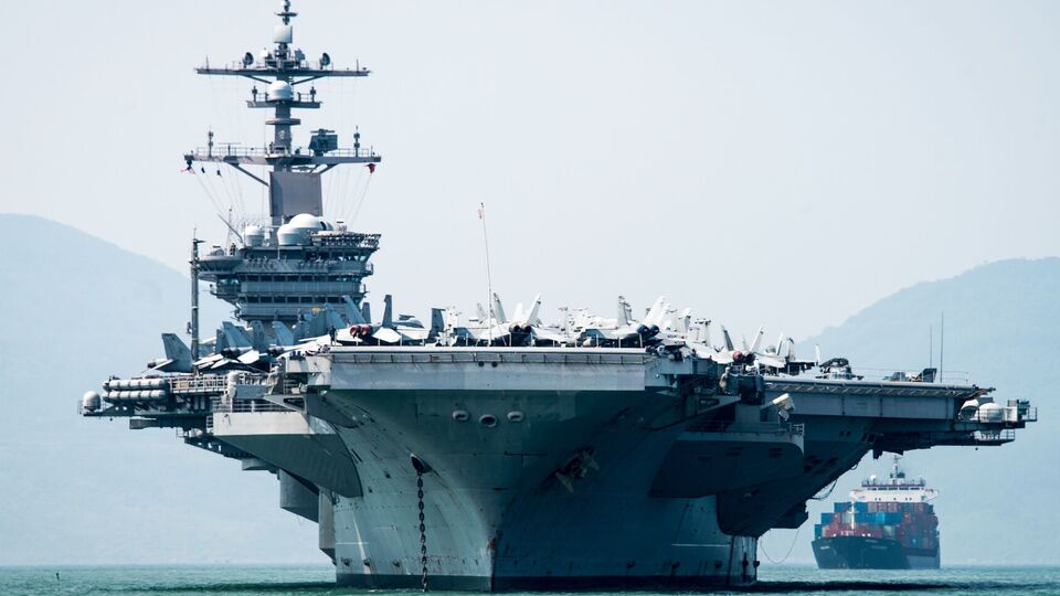 США розгорнули на Близькому Сході військово-морські й протиповітряні засоби оборони на підтримку Ізраїлю. На фото – авіаносець U.S.S. Carl Vinson, який зараз стоїть на рейді в Аравійському морі