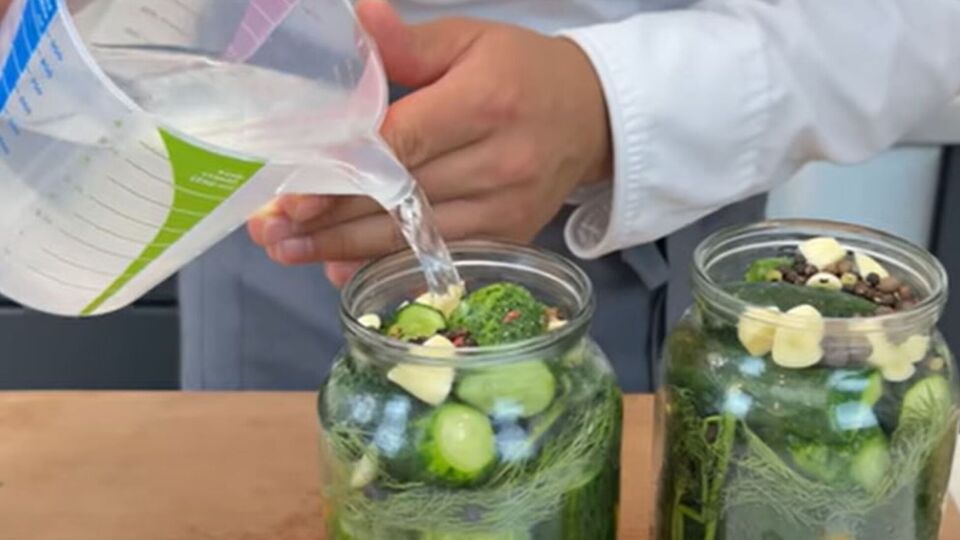 Завдяки замочуванню у крижаній воді огірки хрумтітимуть