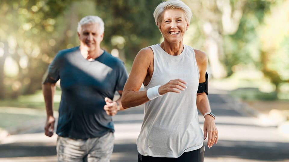 Починати тренування потрібно з легкого бігу на місці протягом п'яти хвилин