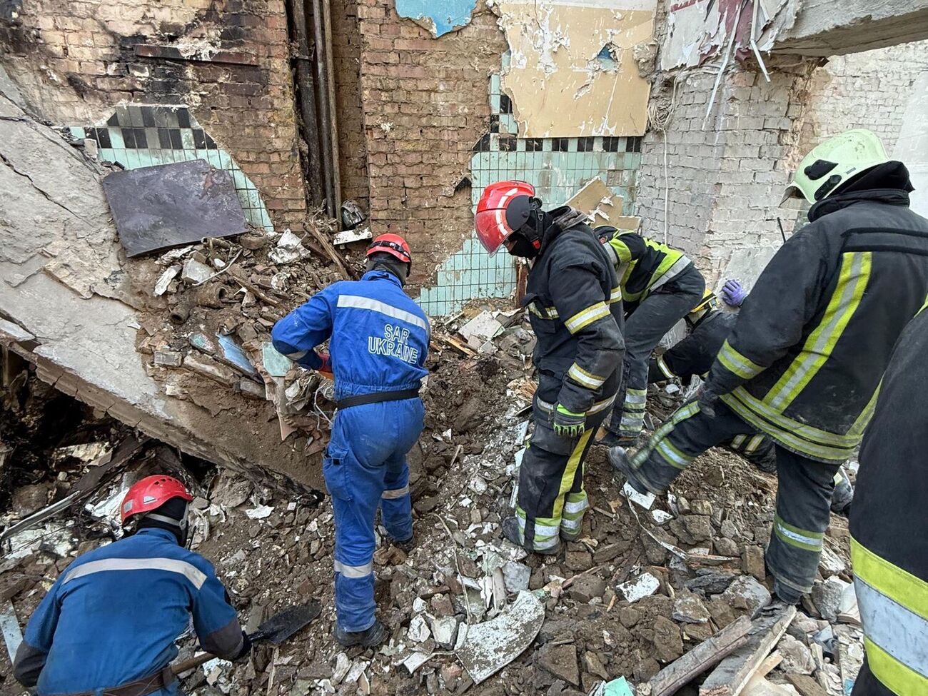 Спасатели продолжают разбор завалов