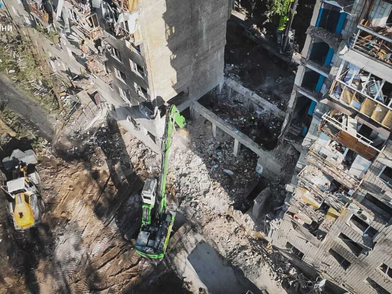 На месте попадания ракеты в жилой дом в Киеве в ночь на 17 июня продолжаются поисково-спасательные работы