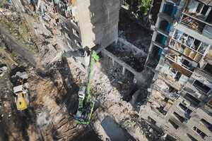 На месте попадания ракеты в жилой дом в Киеве в ночь на 17 июня продолжаются поисково-спасательные работы