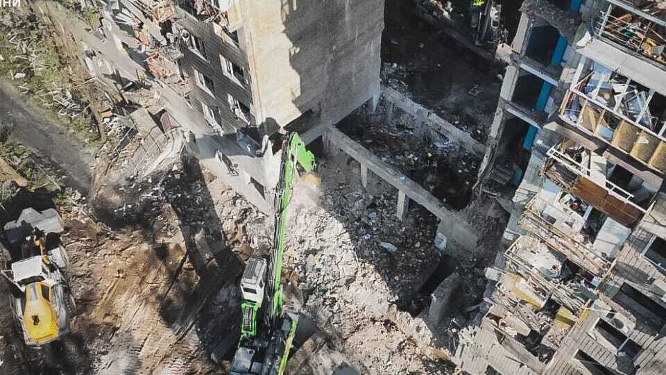 На месте попадания ракеты в жилой дом в Киеве в ночь на 17 июня продолжаются поисково-спасательные работы