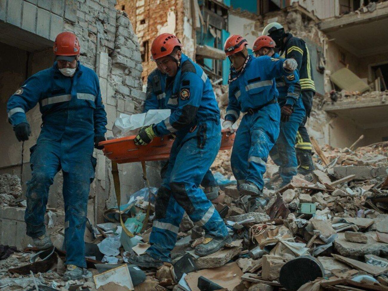 Рятувальники другу добу без зупинок працюють на місці трагедії