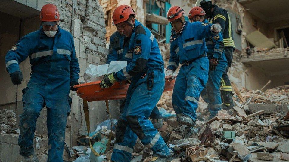 Рятувальники другу добу без зупинок працюють на місці трагедії