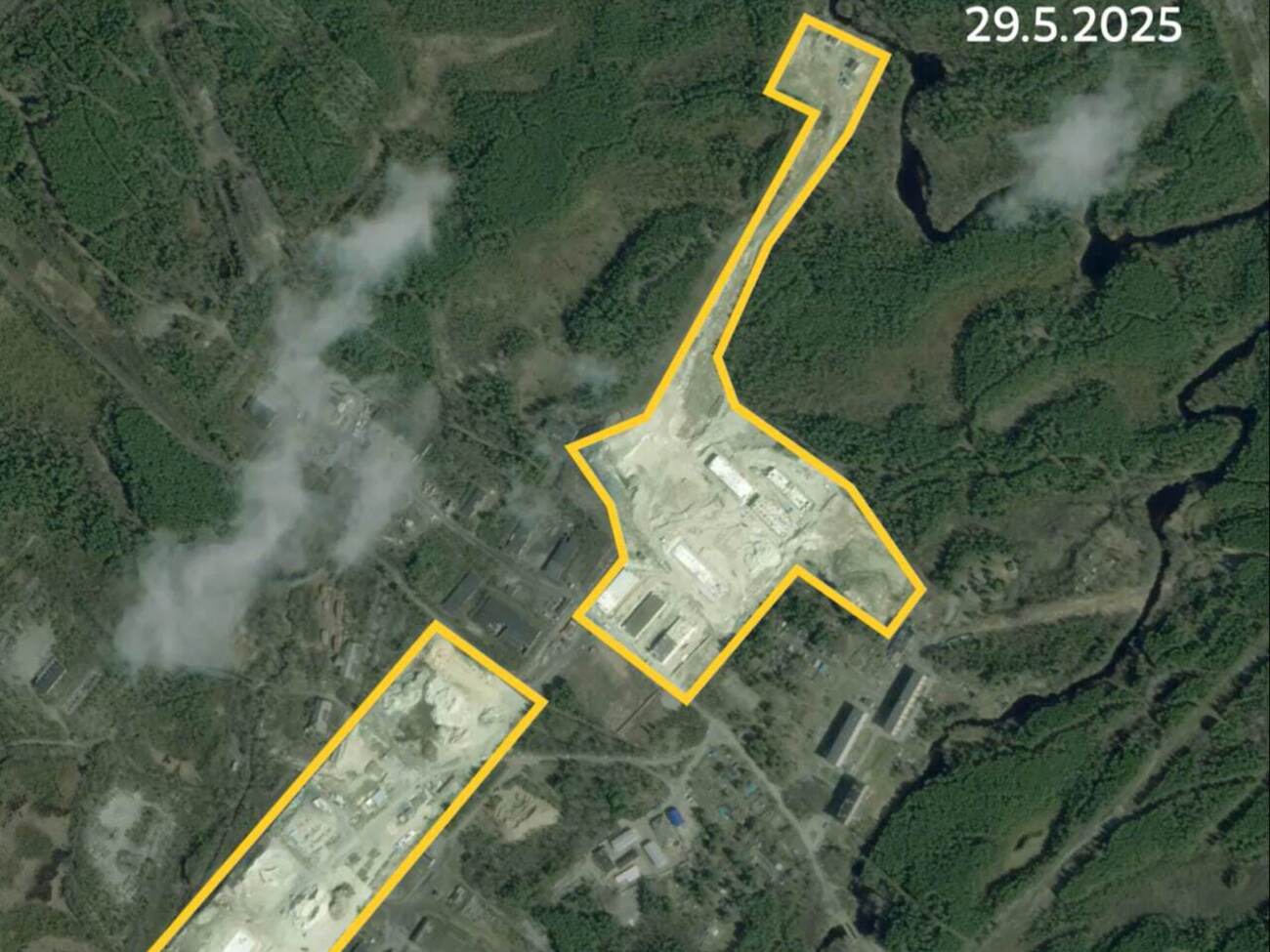 На нових супутникових знімках видно розбудову військових містечок РФ у регіоні