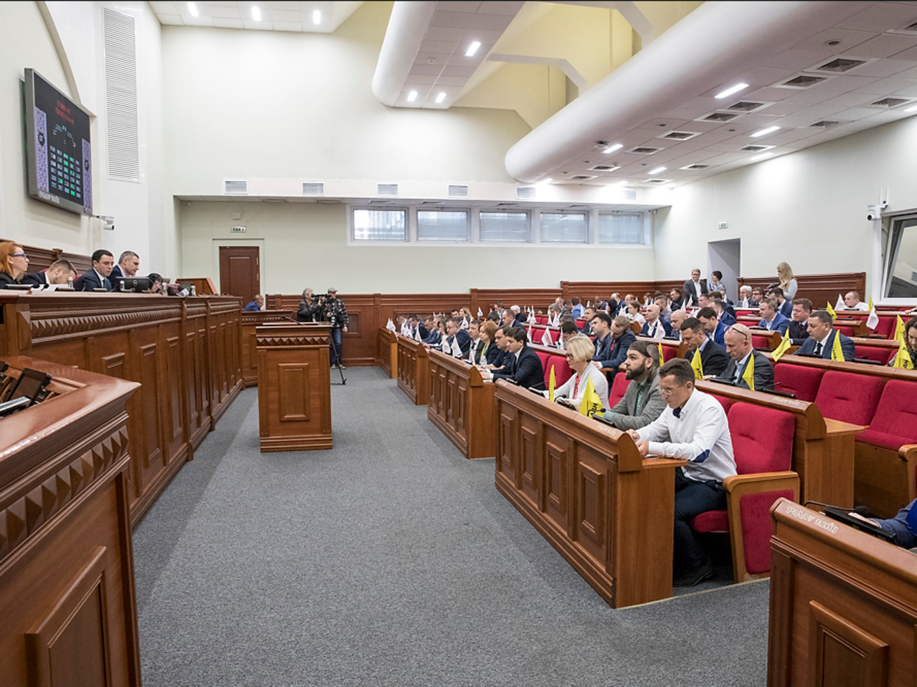 Голосування "Євросолідарності" спільно зі "Слугою народу" в Київраді може стати першим кроком до глобальних домовленостей між Банковою й Порошенком, написало "Дзеркало тижня"