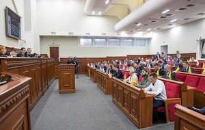 Голосование "Евросолидарности" совместно со "Слугой народа" в Киевсовете может стать первым шагом к глобальным договоренностям между Банковой и Порошенко, написало "Зеркало недели"