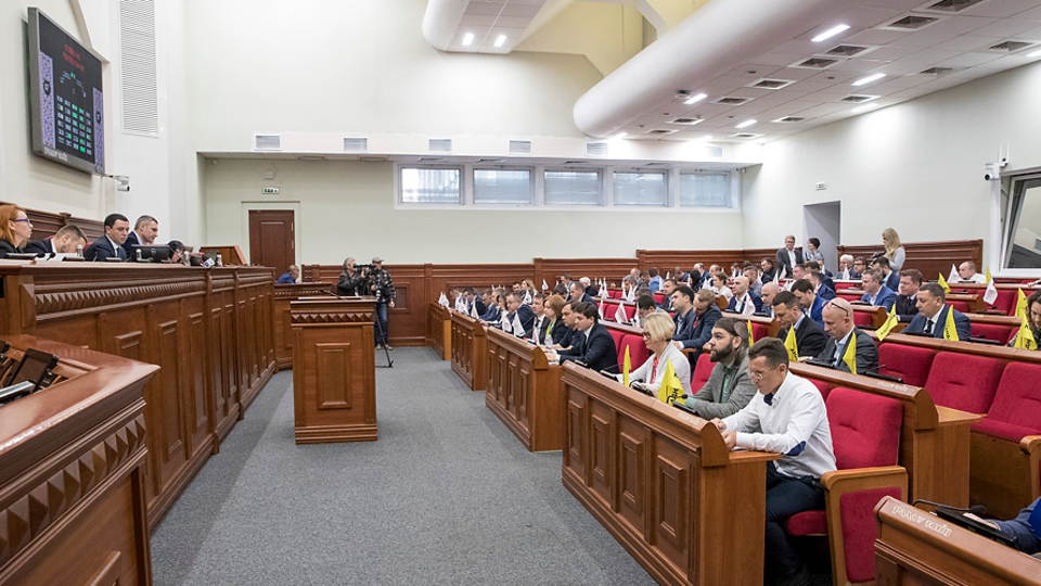 Голосування "Євросолідарності" спільно зі "Слугою народу" в Київраді може стати першим кроком до глобальних домовленостей між Банковою й Порошенком, написало "Дзеркало тижня"