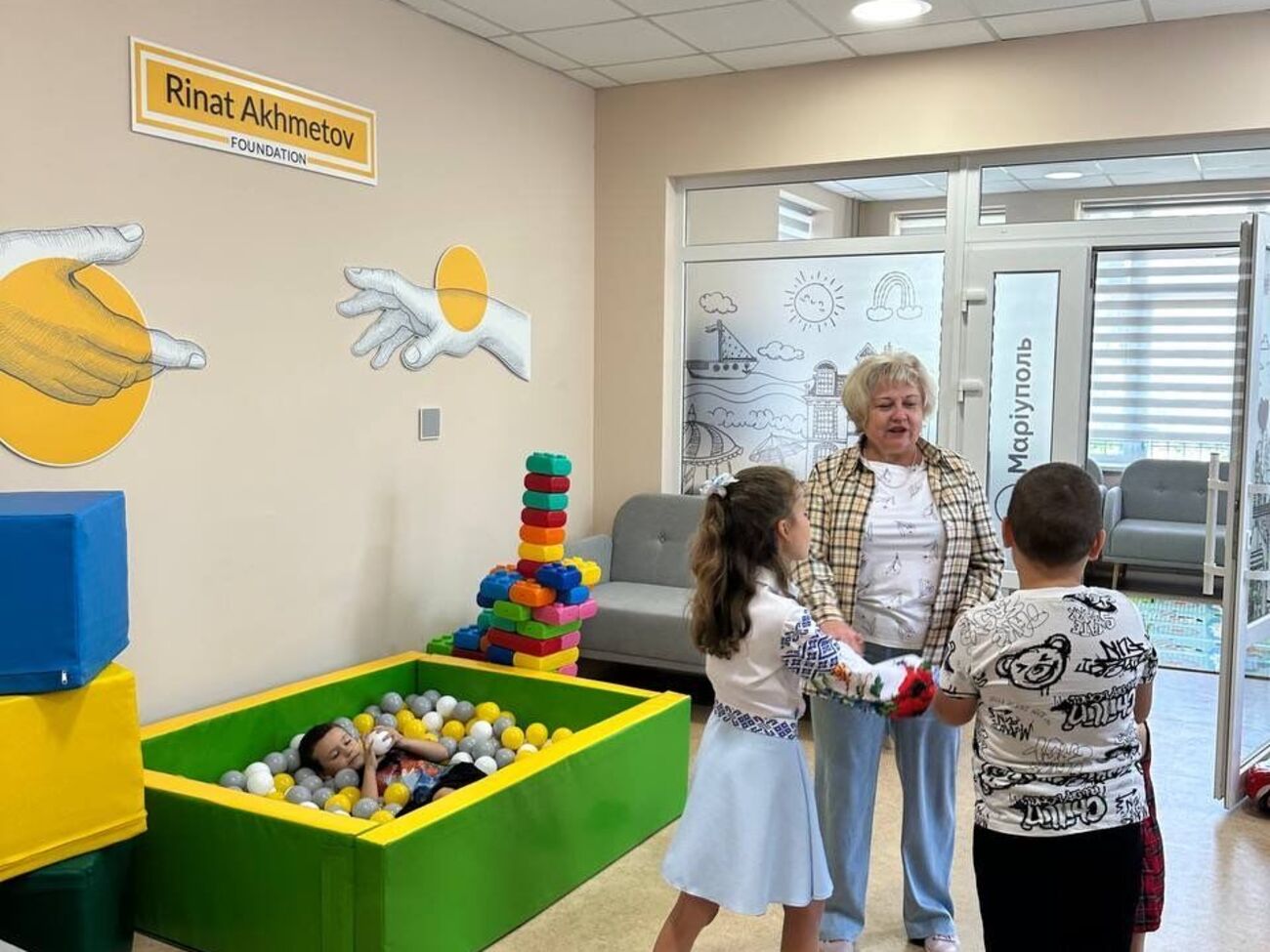 Емченко: Мы обещали поддерживать украинский Мариуполь – и мы это делаем, через общину