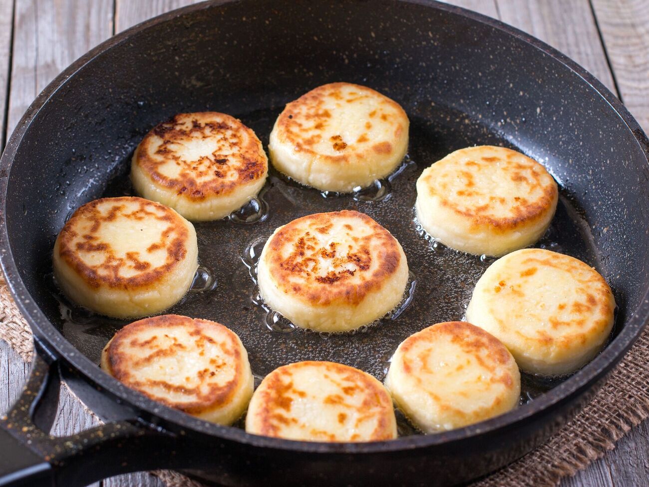 Для приготовления сырников нужен жирный творог