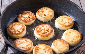 Для приготовления сырников нужен жирный творог