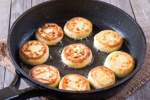 Для приготовления сырников нужен жирный творог