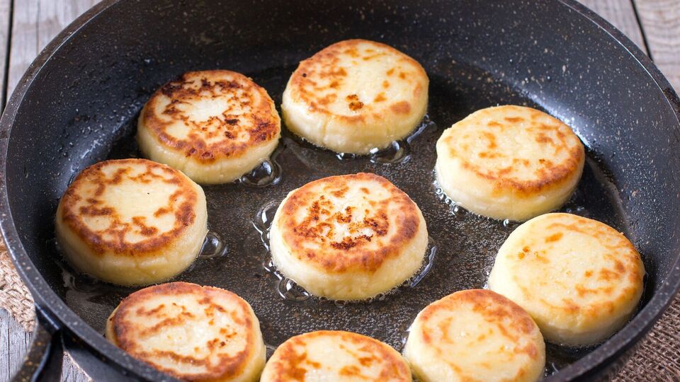 Для приготовления сырников нужен жирный творог