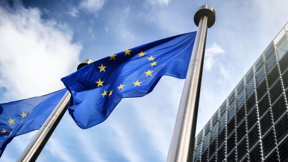 За словами Гіппер, ЄС засуджує "будь-яке насильство проти дипломатів ЄС"