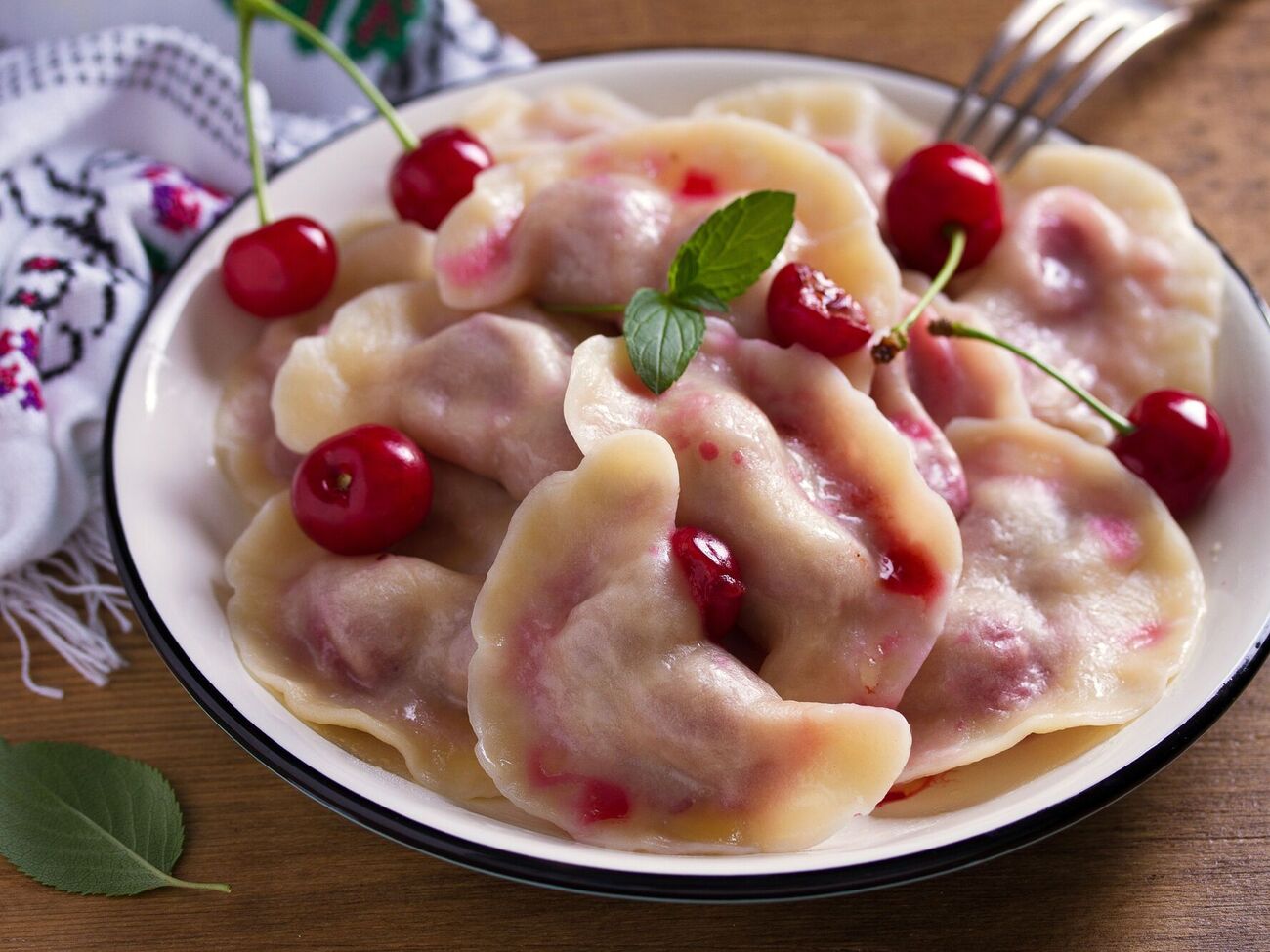 Перед подачей следует смазать вареники маслом