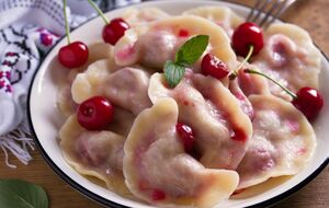 Перед подачей следует смазать вареники маслом