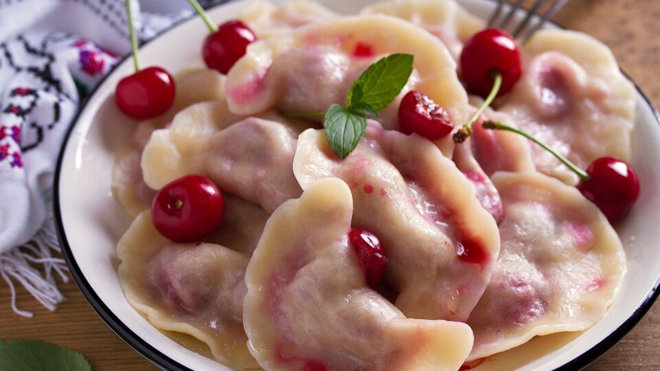 Перед подачей следует смазать вареники маслом