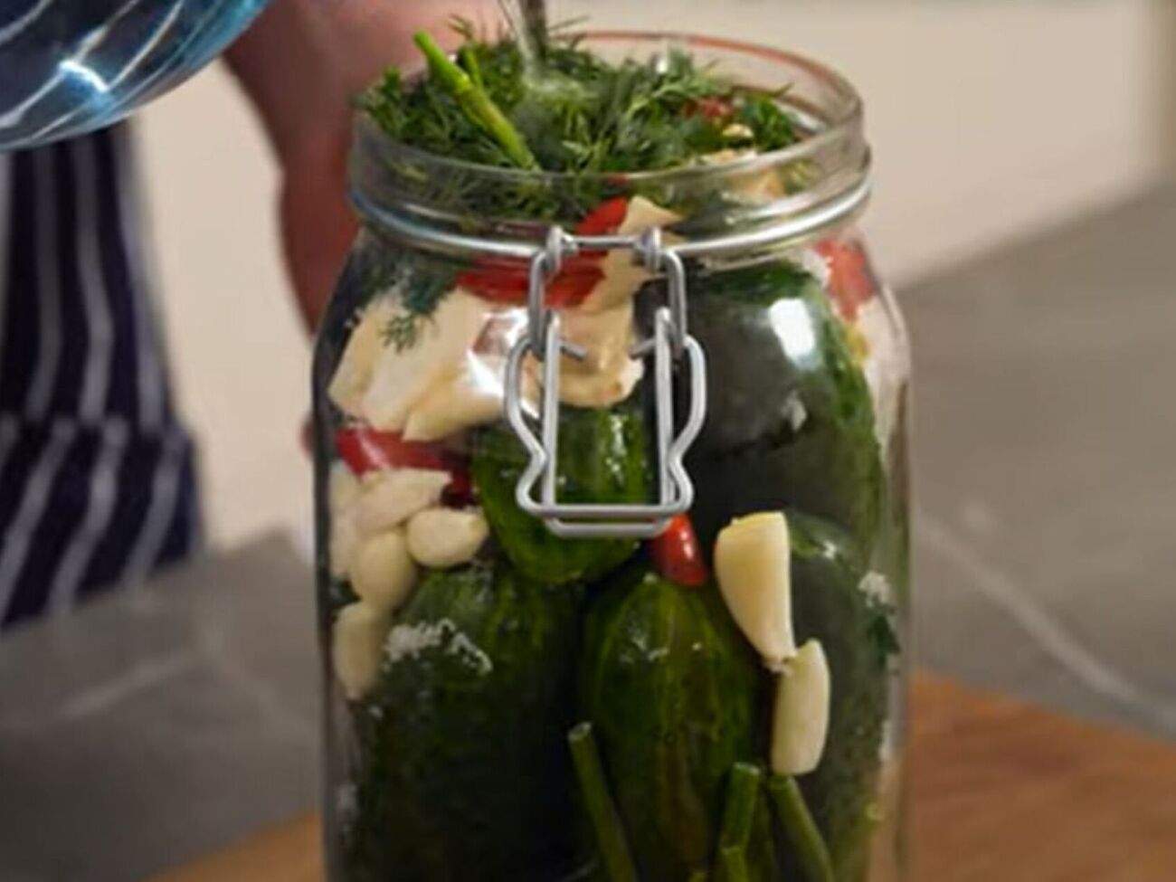 Секрет швидкого приготування малосольних огірків полягає у використанні газованої води