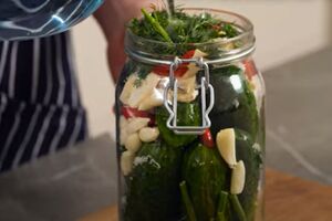 Секрет быстрого приготовления малосольных огурцов заключается в использовании газированной воды