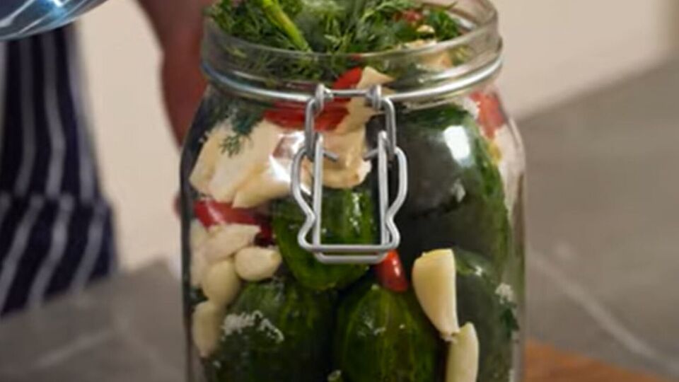 Секрет быстрого приготовления малосольных огурцов заключается в использовании газированной воды