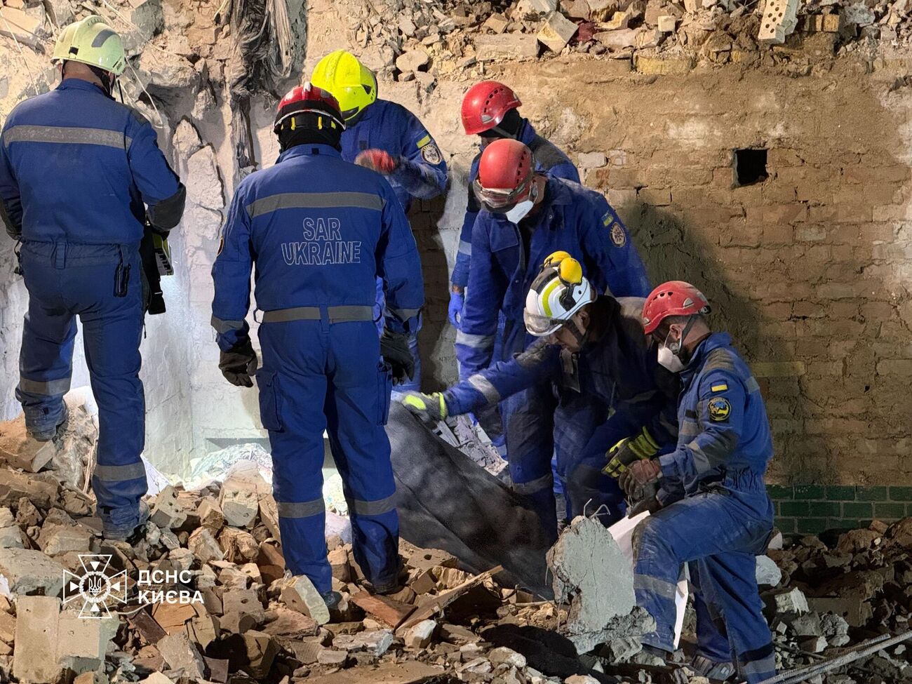 Рятувальники й далі розбирають завали