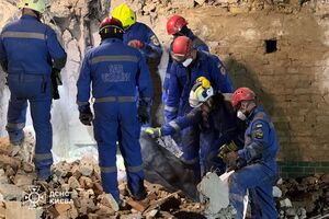 Рятувальники й далі розбирають завали