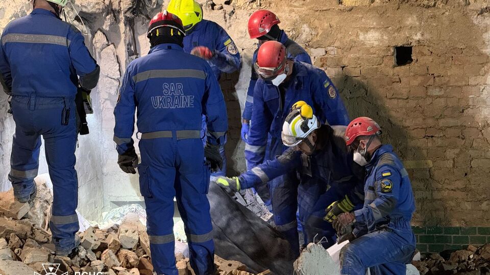 Спасатели продолжают разбирать завалы