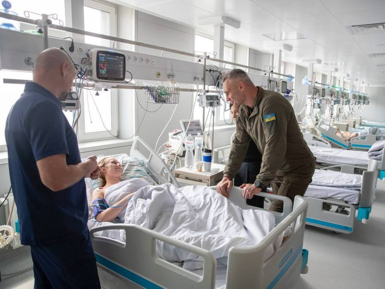 Кличко: Операции проводили одновременно на пяти операционных столах