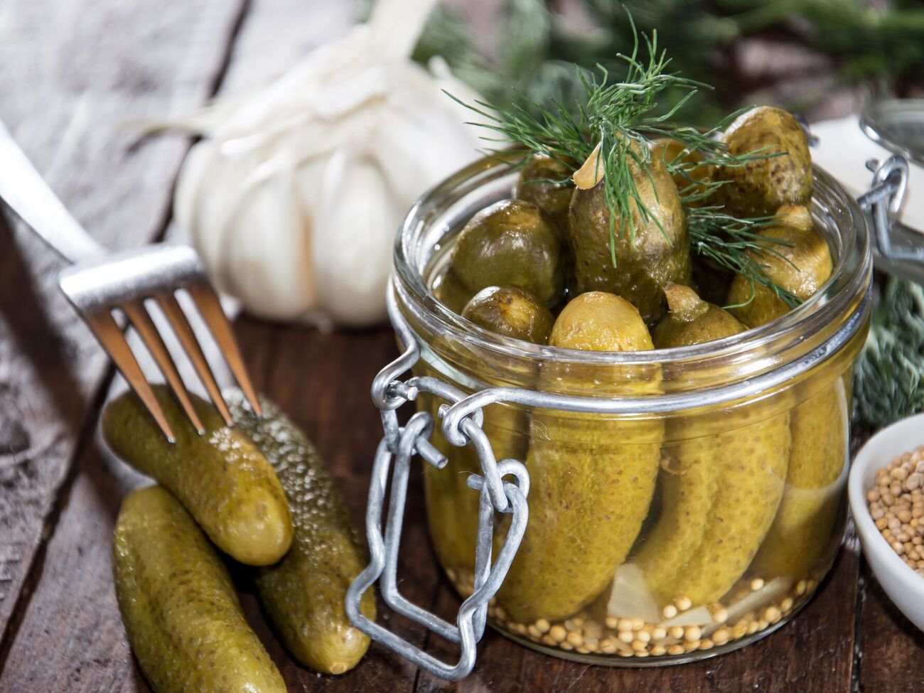 Из-за медленной ферментации вкус огурцов – как из бочки