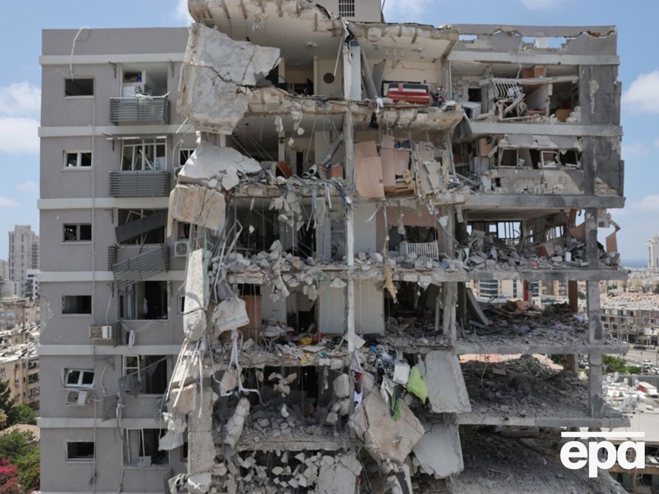 Девочка погибла вместе с мамой под завалами дома