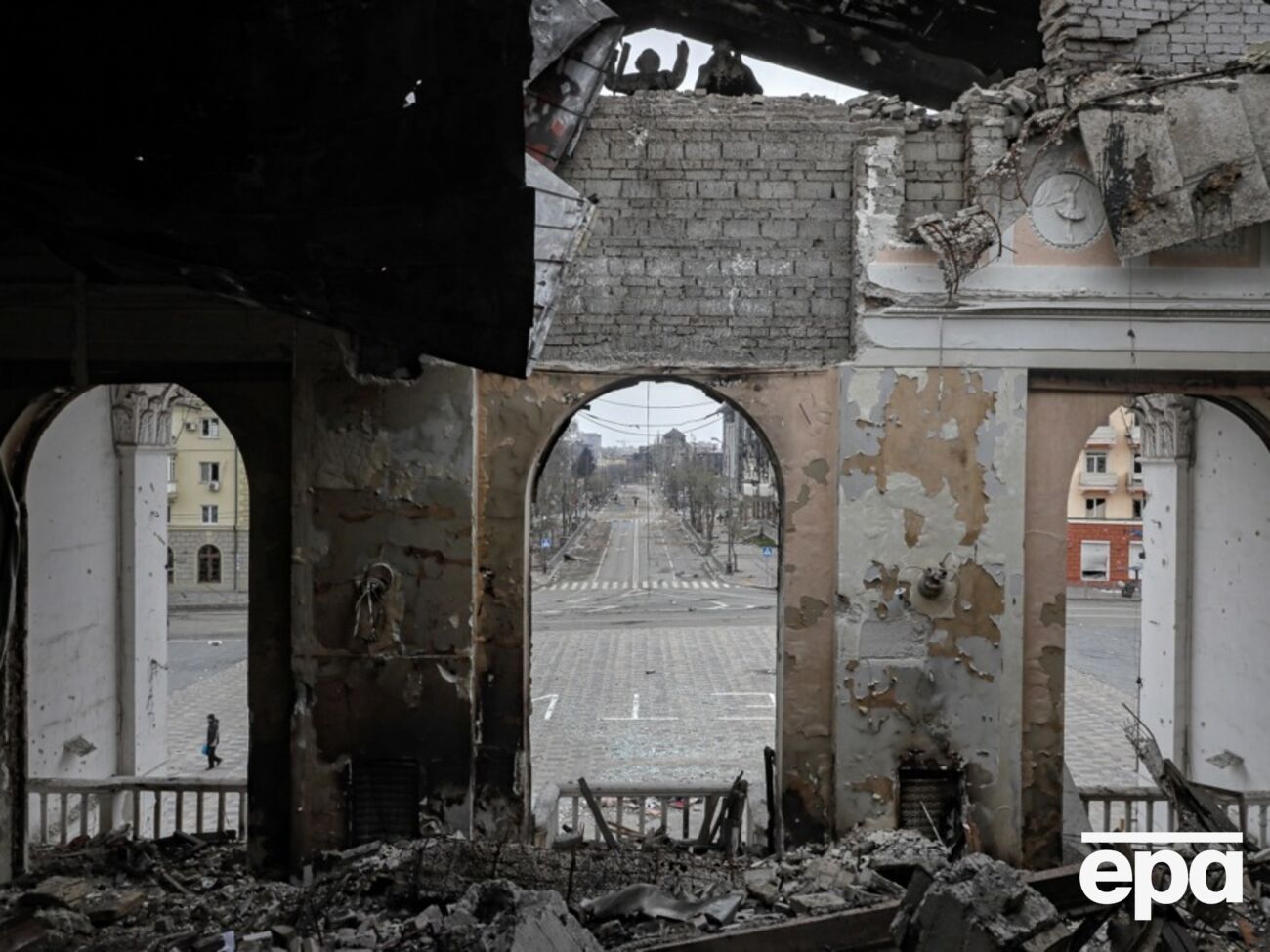 Оккупанты ударили по драматическому театру с мирными жителями 16 марта 2022 года